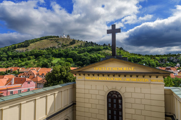 Na střeše Dietrichsteinské hrobky