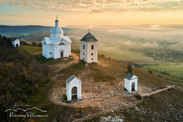 Svatý kopeček nad listopadovou mlhou