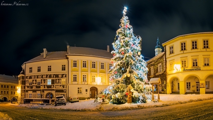 Vánoční strom na mikulovském náměstí