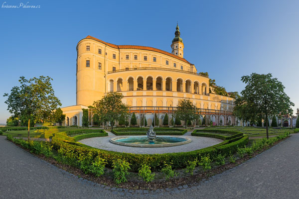Zámek a kašna